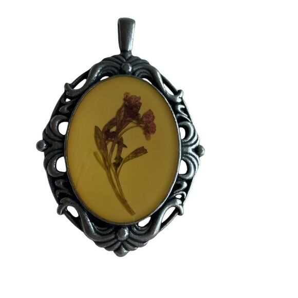 Large oval antique silver pendant with acrylic pressed flower - Picture 3 of 7